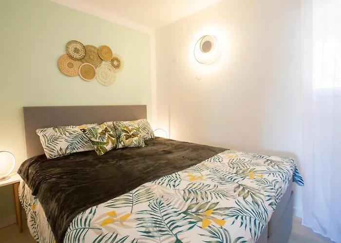 La Vie Est Belle Apartment *