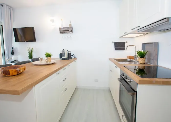La Vie Est Belle Apartment